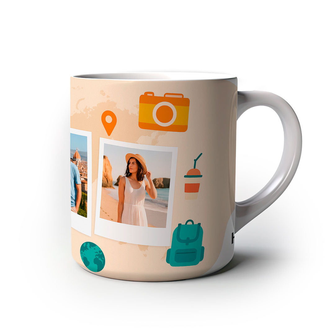 Caneca personalizada com fotos estilo Polaroid, ilustrações de viagem como avião, passaporte e bússola, ideal para amantes de turismo e recordações. lado b