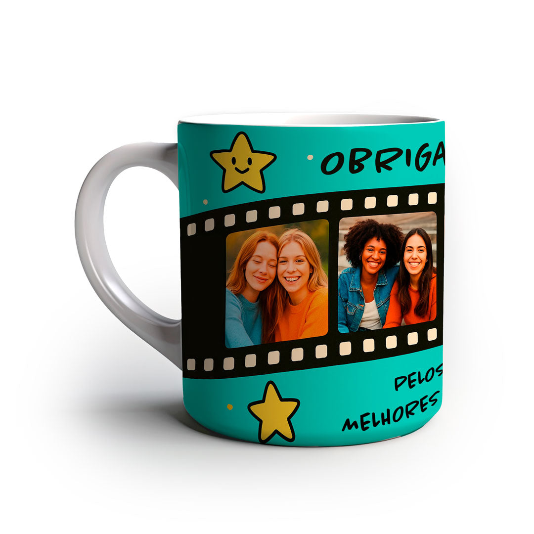 Caneca personalizada com tema de amizade, fotos em moldura de filme fotográfico, fundo azul turquesa com estrelas e mensagem “Obrigado pelos melhores momentos lado 2