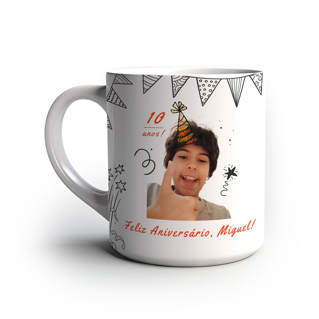 Caneca personalizada com tema de aniversário infantil, com foto de uma criança usando chapéu de festa, texto “10 anos” e “Feliz Aniversário, Miguel!” com desenhos de bandeirinhas e confetes.