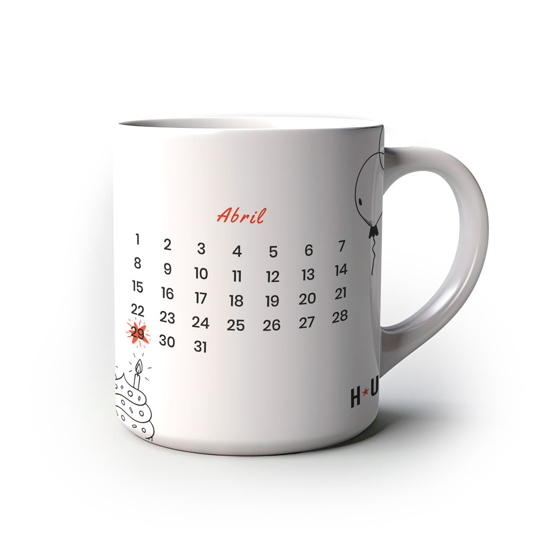 arte traseira da caneca com calendário do mês de abril e a data 23 destacada com ícone de explosão e bolo de aniversário, indicando o dia da comemoração
