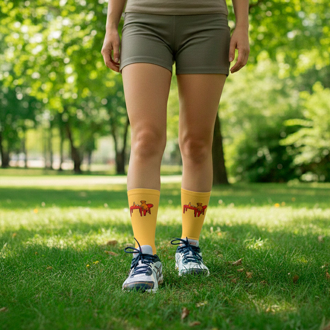 Meia Cano Alto Divertida Caramelo mesa de bar